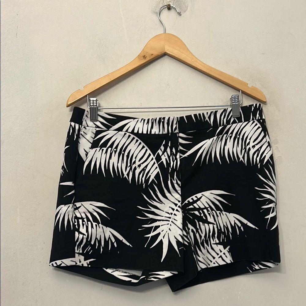 Vince Camuto Black and White Shorts with Tropical Print Size 10 EUC